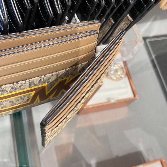 MICHAEL KORS MENS
Cooper Graphic Logo Tall Card Case
36S3LCOD2B
COLOR: Yellow - Picture 16 of 16